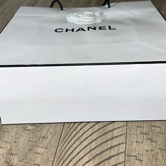 Small Chanel 🇫🇷 Shopping 🛍️ Bag 💼 Channel ribbon 🎀 tied to braided handle. - Picture 10 of 17